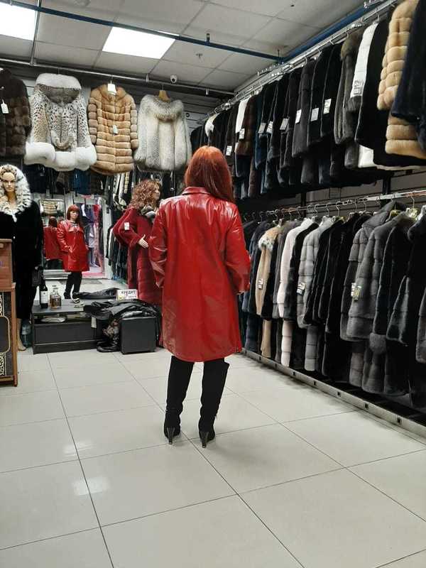 Красная длинная кожаная куртка