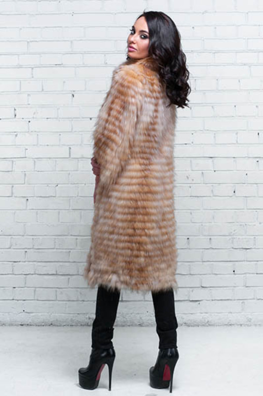 Вязанное пальто из лисы